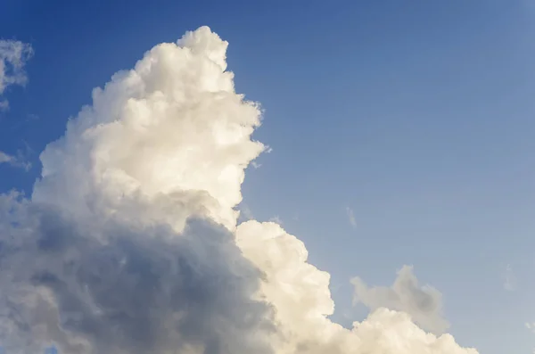 Nuvole Nel Cielo Blu Durante Tramonto — Foto Stock