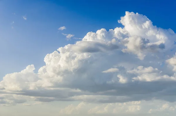 Nuvole Nel Cielo Blu Durante Tramonto — Foto Stock