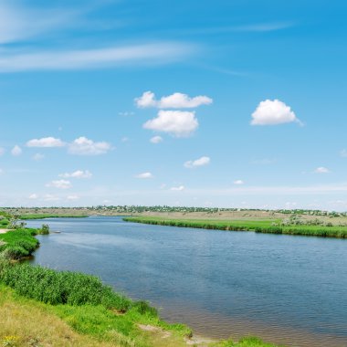 nehir için güneşli bir günde görüntüle