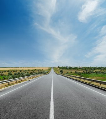 yol asfalt ve ele gökyüzünde bulutlar beyaz çizgi