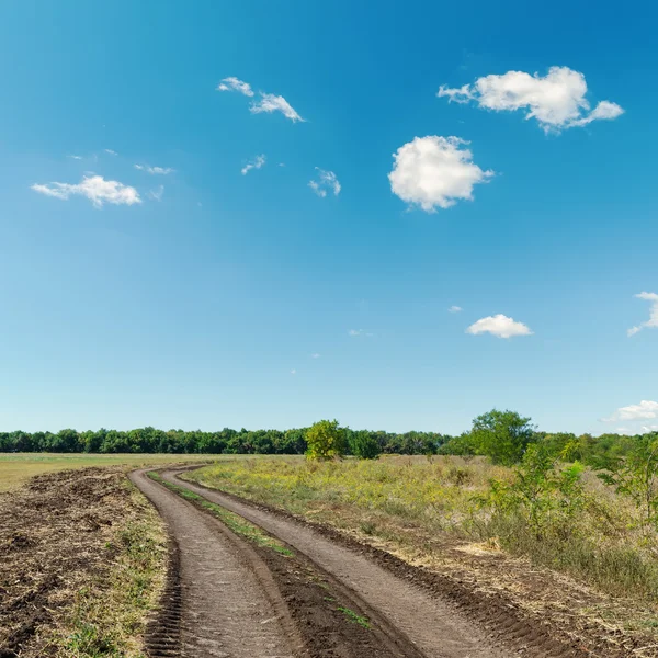 Landelijke weg en diep blauwe hemel — Stockfoto