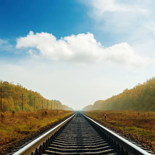 铁路在秋天的地平线 — 图库照片