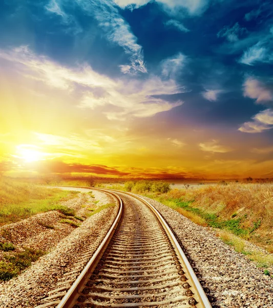 Goede zonsondergang in gekleurde lucht over spoorweg — Stockfoto