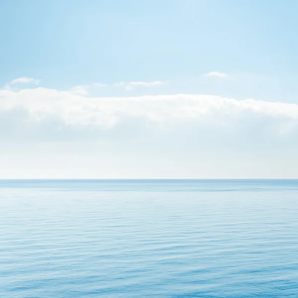 Leichte Wolke über blauem Meer — Stockfoto