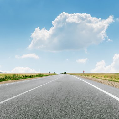 asfalt yol üzerinde bulut