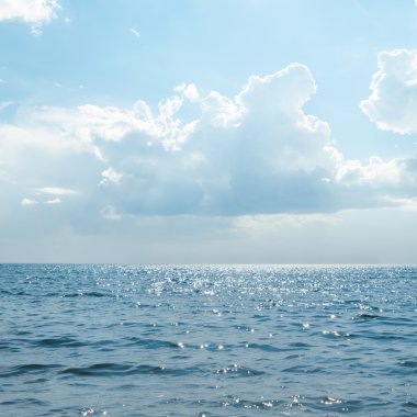 deniz güneşli gökyüzü bulutlu