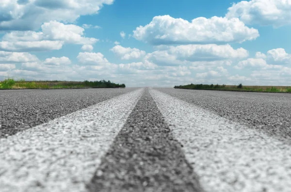 Duas linhas sólidas de brancas na estrada de asfalto — Fotografia de Stock