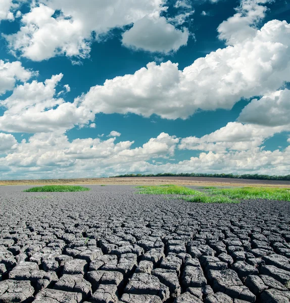 Cielo dramático y tierra agrietada — Foto de Stock