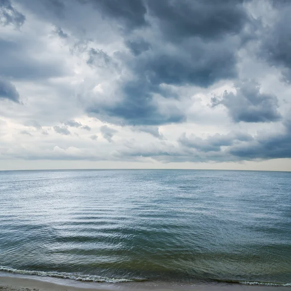 Low dramatic clouds over dark water — Stock Photo, Image
