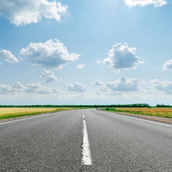 Estrada de asfalto com linha branca no horizonte nublado — Fotografia de Stock