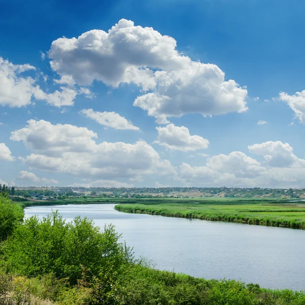 Nuvens no céu azul sobre o rio — Fotografia de Stock