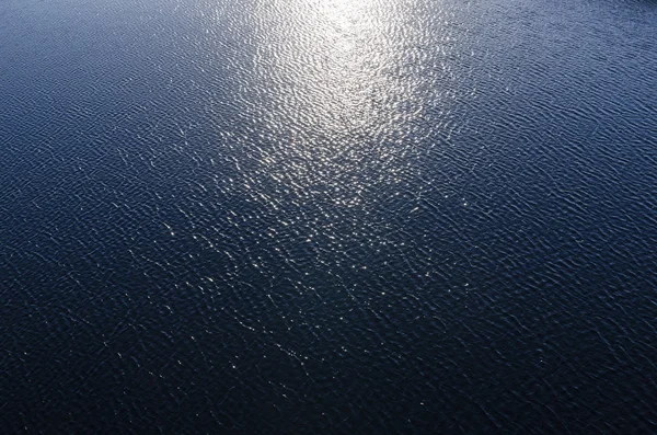 深い青色の水に太陽の反射 — ストック写真