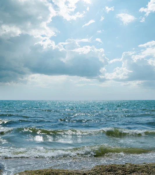 Dramatisk himmel och vågor på havet — Stockfoto