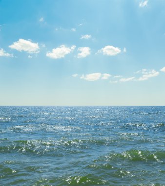 dalgalar deniz ve mavi gökyüzü bulutlu üzerinde