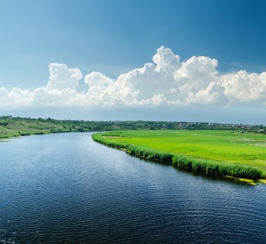 iyi görünüm Nehri'ne ele bulutlar ile