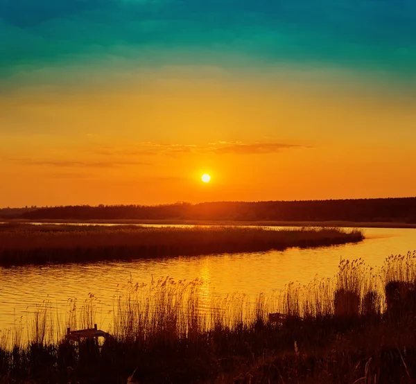 Oranžový západ slunce nad řekou — Stock fotografie