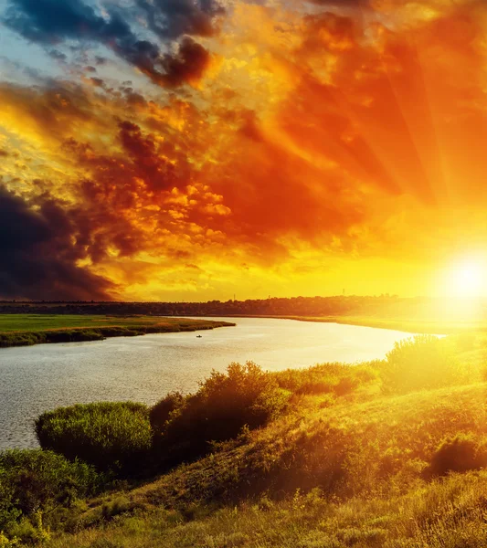 Фантастичний червоний захід сонця над річкою — стокове фото