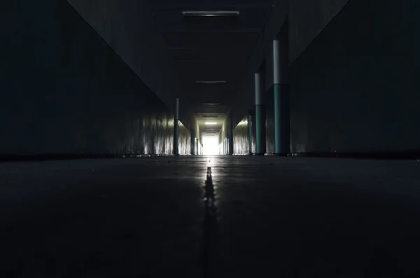 Темный коридор со светом на горизонте — стоковое фото
