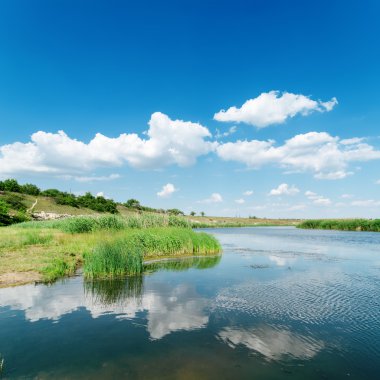 beyaz bulutlar nehirde yansıtacak