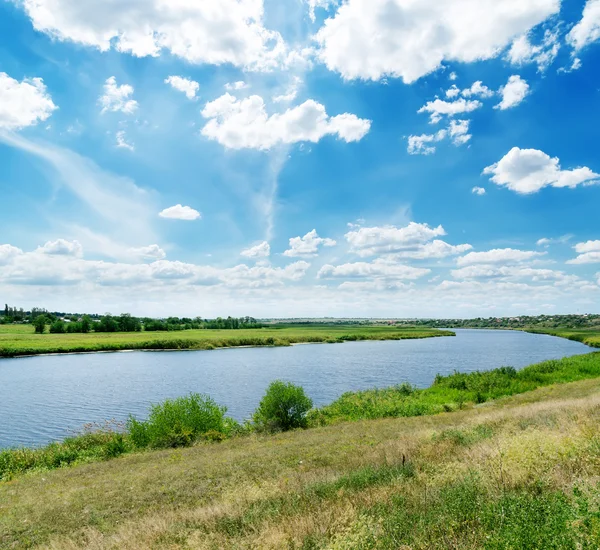 Cielo soleggiato con nuvole sul fiume — Foto Stock