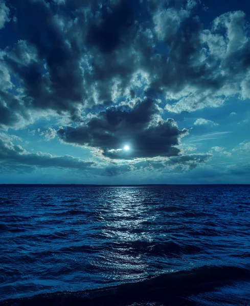 Měsíc světlo nad temnou vodou v noci — Stock fotografie