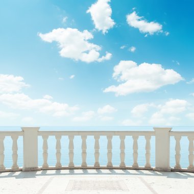 balkon üzerinde mavi gökyüzünde bulutlar