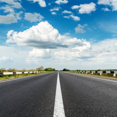 asfalt yol ile beyaz çizgi ve mavi gökyüzü bulutlu ele