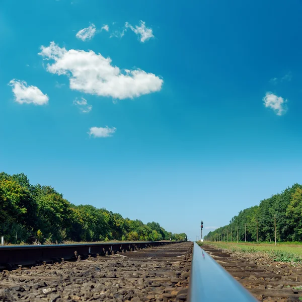 Alte Eisenbahn Nahaufnahme unter tiefblauem Himmel — Stockfoto