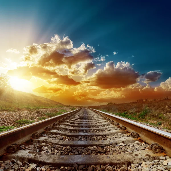 Fantastico tramonto su ferrovia all'orizzonte — Foto Stock