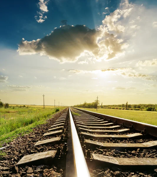 Gros plan ferroviaire avec reflets sous le coucher du soleil — Photo