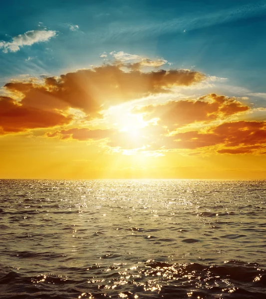 Naranja puesta de sol en las nubes sobre el mar —  Fotos de Stock