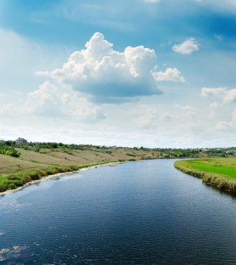 nehir ve bulutlu gökyüzü ele havadan görünümü