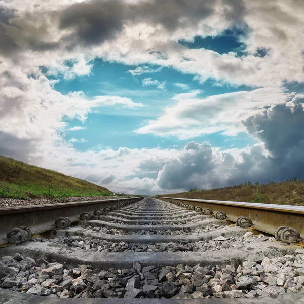 Railroad to horizon in dramatic clouds — Stock Photo, Image