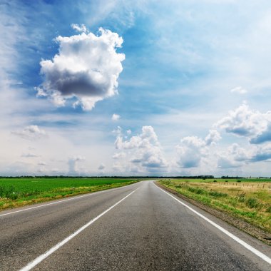 yol alanları üzerinde bulutlu gökyüzü