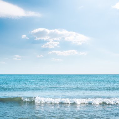 dalga deniz ve mavi gökyüzü bulutlu