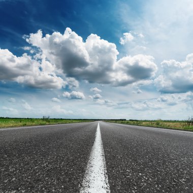 asfalt yol Merkezi altında dramatik gökyüzü ve cl beyaz çizgi ile
