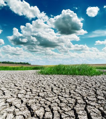 kuraklık toprak dramatik gökyüzü altında