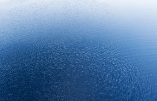 Blaues Wasser im Fluss als Hintergrund — Stockfoto