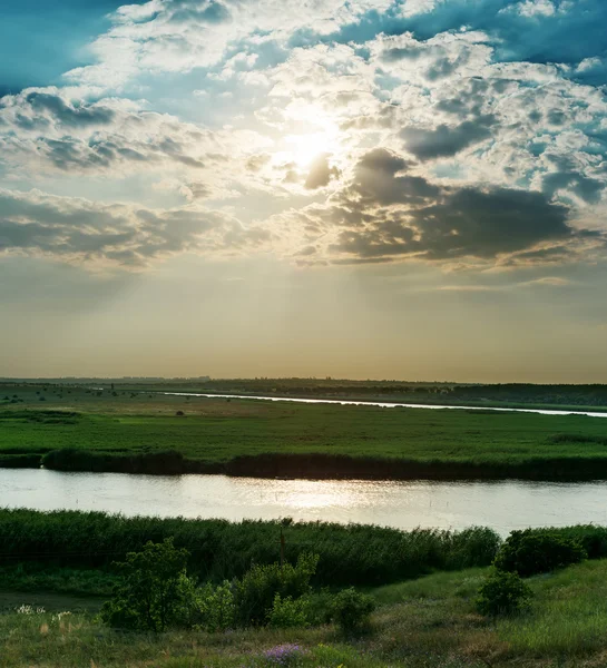 Espectacular cielo nublado sobre Río Cañas verdes —  Fotos de Stock