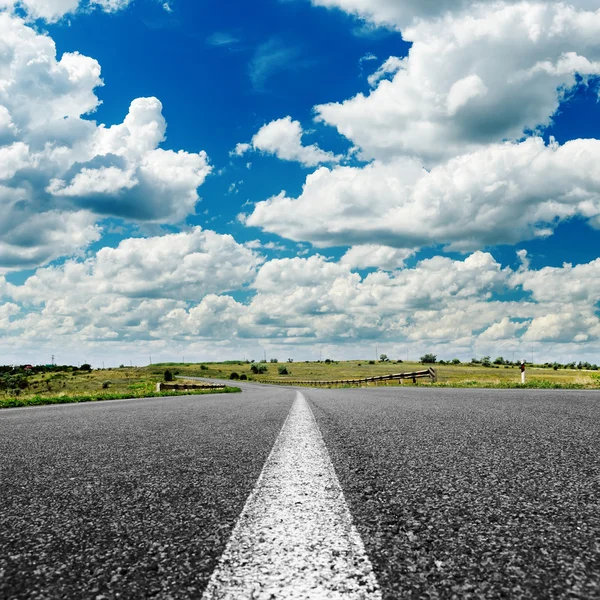 Estrada de asfalto para horizonte sob céu nublado — Fotografia de Stock