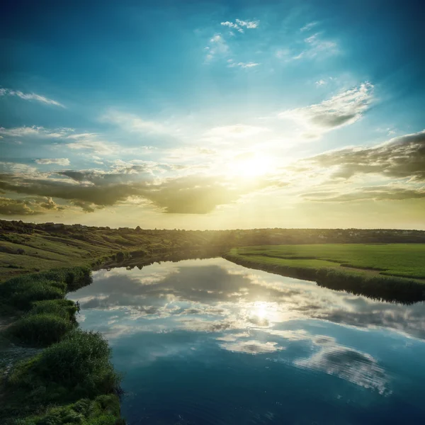 Хороший закат над рекой с отражениями — стоковое фото