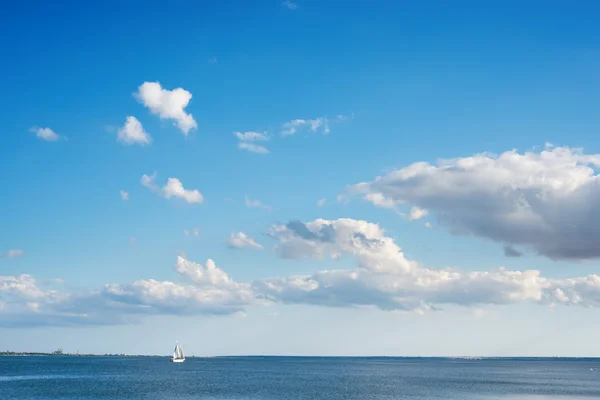 Blauer Himmel mit Wolken über den Fluss bei Sonnenuntergang — Stockfoto