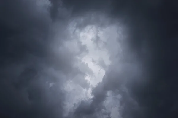 Tempestuoso cielo dramático. agujero luz de nubes oscuras — Foto de Stock