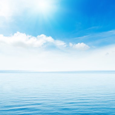 Mavi bulutlar deniz üzerinde güneşte