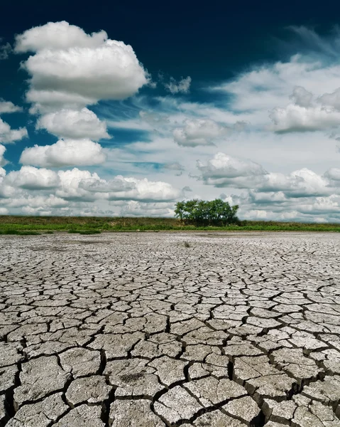 Cielo nuvoloso drammatico sopra il deserto — Foto Stock