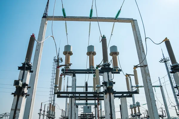 Onderdeel van een hoogspanningsonderstation met schakelaars en disconnectoren — Stockfoto