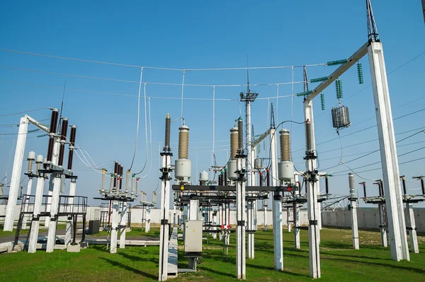 Onderdeel van een hoogspanningsonderstation met schakelaars en disconnectoren — Stockfoto