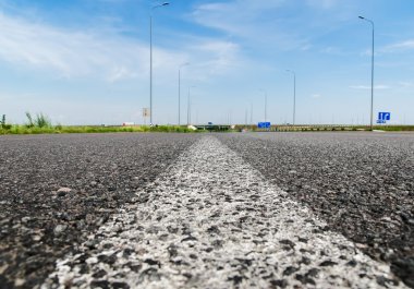 asfalt yol portre üzerinde düz beyaz çizgi. yumuşak odak