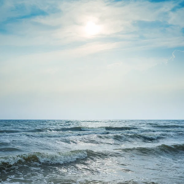 Stormachtige zee en dramatische hemel met zon — Stockfoto