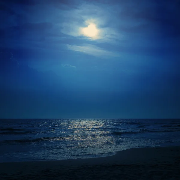 Luz de la luna en el oscuro cielo azul mar —  Fotos de Stock